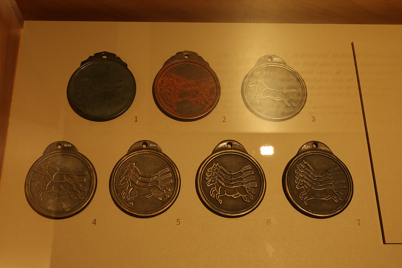 Estos mapae, o tablillas que portan los funcionarios p&uacute;blicos y que permit&iacute;an recibir prestados caballos en estaciones designadas, se exhiben en la exposici&oacute;n 'El famoso fest&iacute;n del caballo' en el Museo Folcl&oacute;rico Nacional de Corea, en el distrito Jongno-gu de Se&uacute;l.