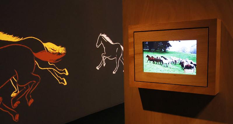 Un video muestra caballos en la isla de Jeju, en la exposici&oacute;n 'El famoso fest&iacute;n del caballo'.  en el Museo Folcl&oacute;rico Nacional de Corea, en el distrito Jongno-gu de Se&uacute;l.