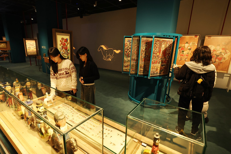 La exposici&oacute;n 'El famoso fest&iacute;n del caballo', que se exhibe hasta el 2 de marzo en el Museo Folcl&oacute;rico Nacional de Corea, en el distrito Jongno-gu de Se&uacute;l, conmemora el A&ntilde;o del Caballo seg&uacute;n el zod&iacute;aco de Asia Oriental.