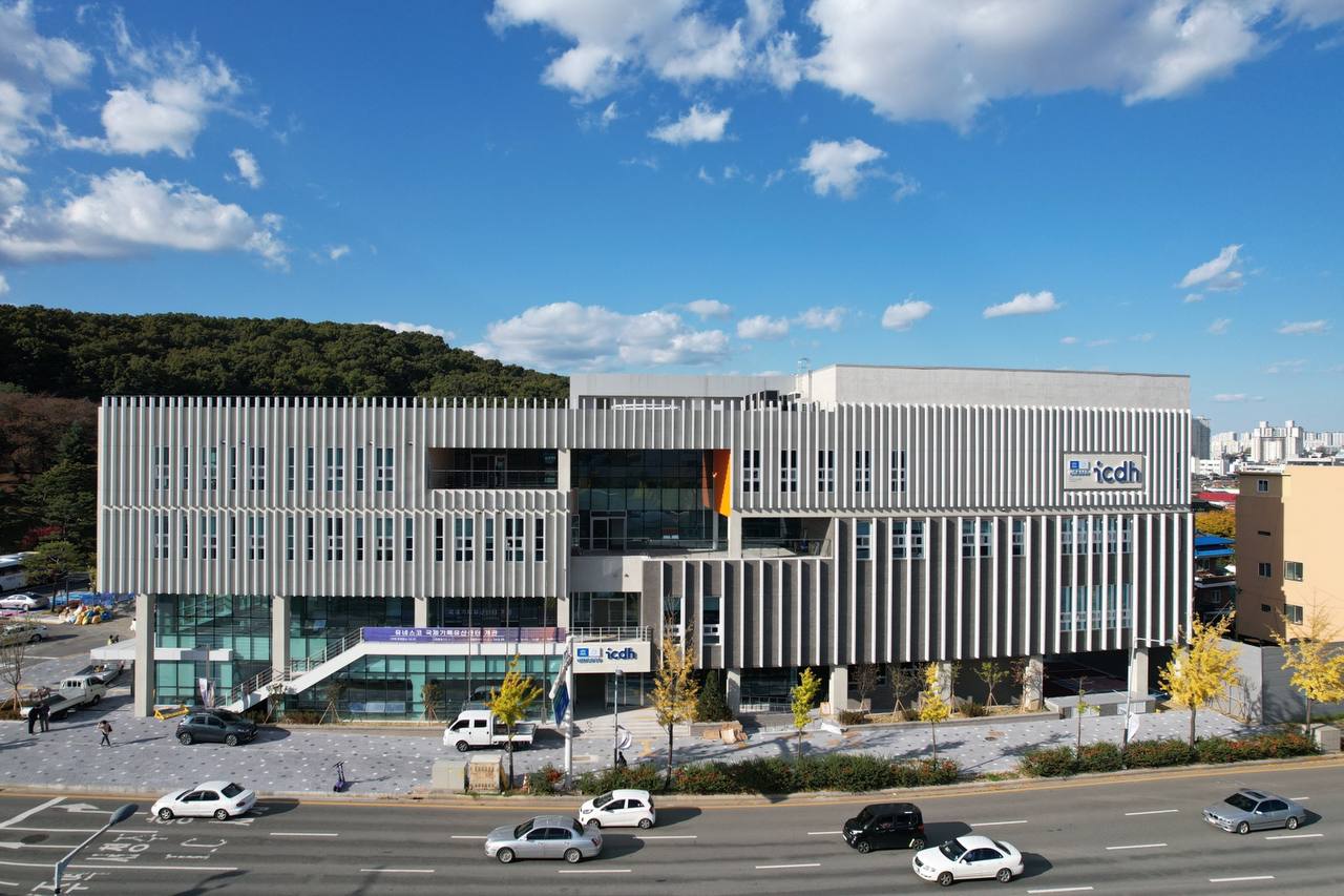 Se muestra el edificio del Centro Internacional para el Patrimonio Documental (ICDH), ubicado en Cheongju, provincia de Chungcheongbuk-do. | Cuenta oficial del ICDH en X