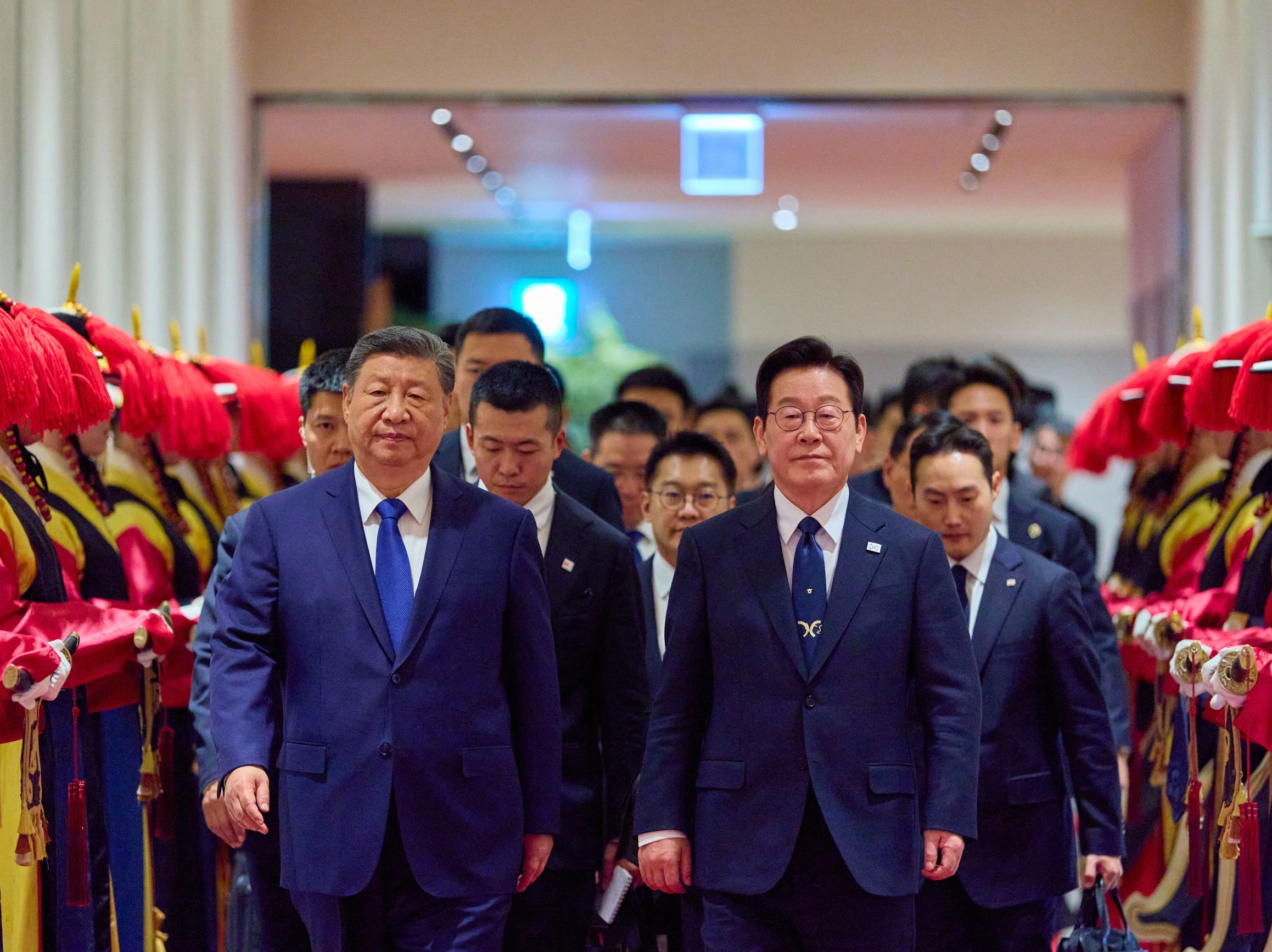 El presidente Lee (derecha) y su homólogo chino Xi Jinping ingresan al banquete de Estado celebrado el 1 de noviembre en el hotel y resort Sono Calm, en Gyeongju, provincia de Gyeongsangbuk-do. | Cheong Wa Dae
