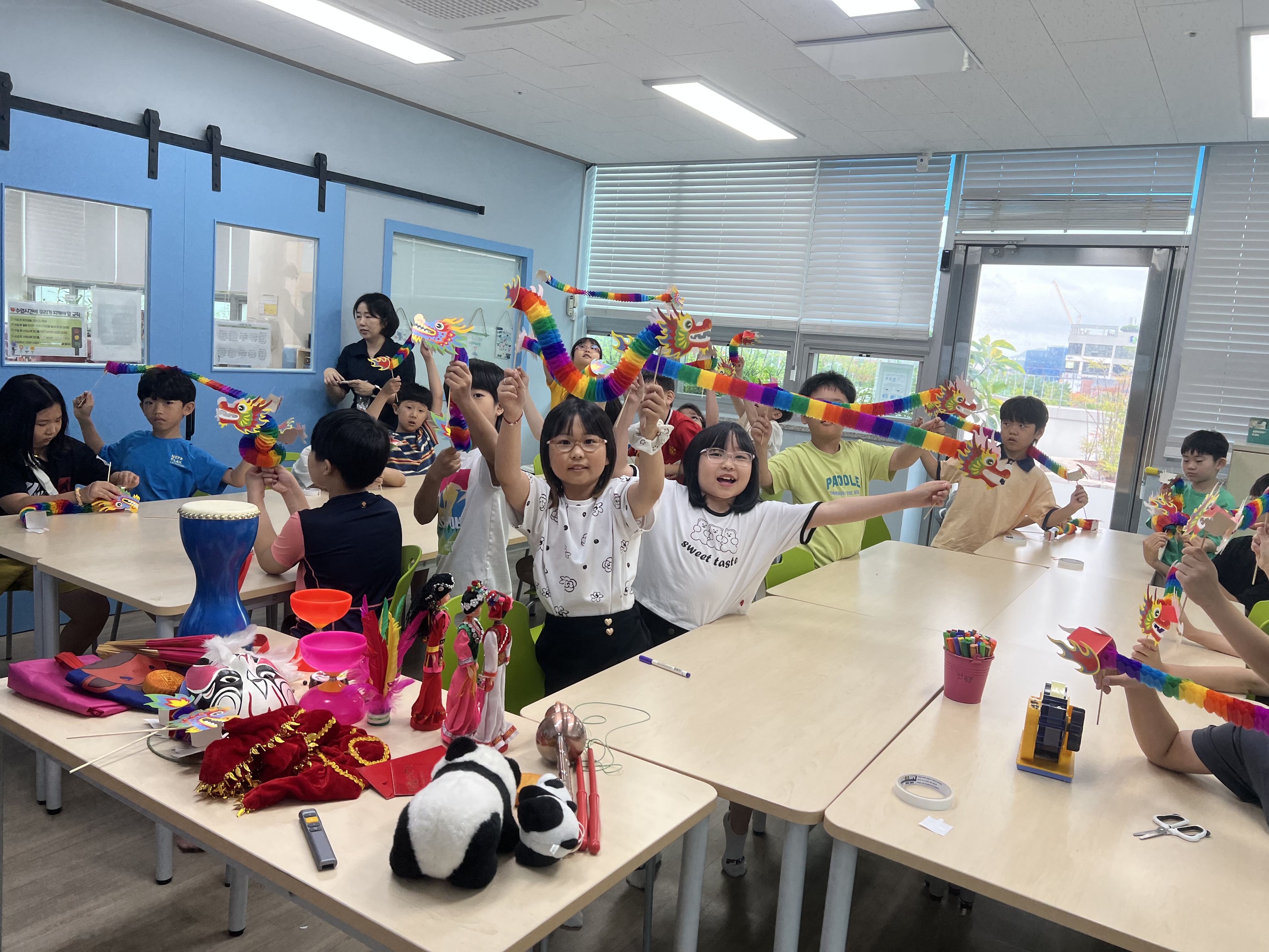 Niños de familias multiculturales participan en un programa de concienciación sobre diversidad cultural celebrado, el año pasado, en la Biblioteca Songrin Ieumteo, en Hwaseong, en la provincia de Gyeonggi-d