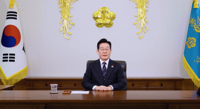 El presidente Lee Jae Myung pronuncia su discurso de Año Nuevo el 1 de enero en Cheong Wa Dae. | Captura de pantalla del canal del presidente Lee en YouTube