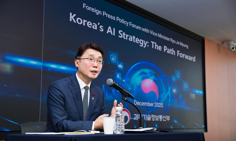 El segundo viceministro de Ciencia y TIC, Ryu Je Myung, explica las principales iniciativas del Gobierno en materia de inteligencia artificial (IA) para este año, durante una sesión informativa de política dirigida a los corresponsales extranjeros, el 5 de enero, en el Centro de Prensa de Corea, en el distrito de Jung-gu en Seúl. | Ministerio de Ciencia y TIC