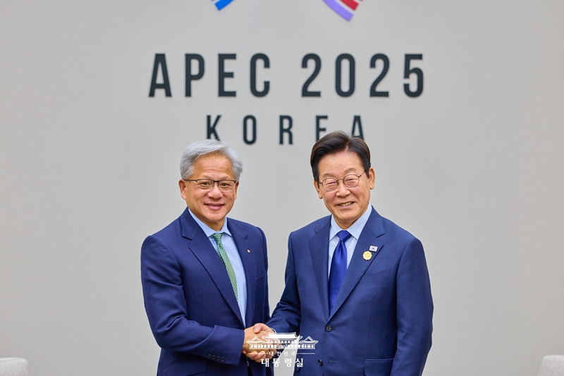 El presidente Lee Jae Myung (derecha) estrecha la mano del fundador y director ejecutivo de Nvidia, Jensen Huang, el 31 de octubre de 2025, en el Centro Internacional de Convenciones Hwabaek en Gyeongju, en la provincia de Gyeongsangbuk-do, sede de la cumbre del Foro de Cooperación Económica Asia-Pacífico (APEC). | Cheong Wa Dae