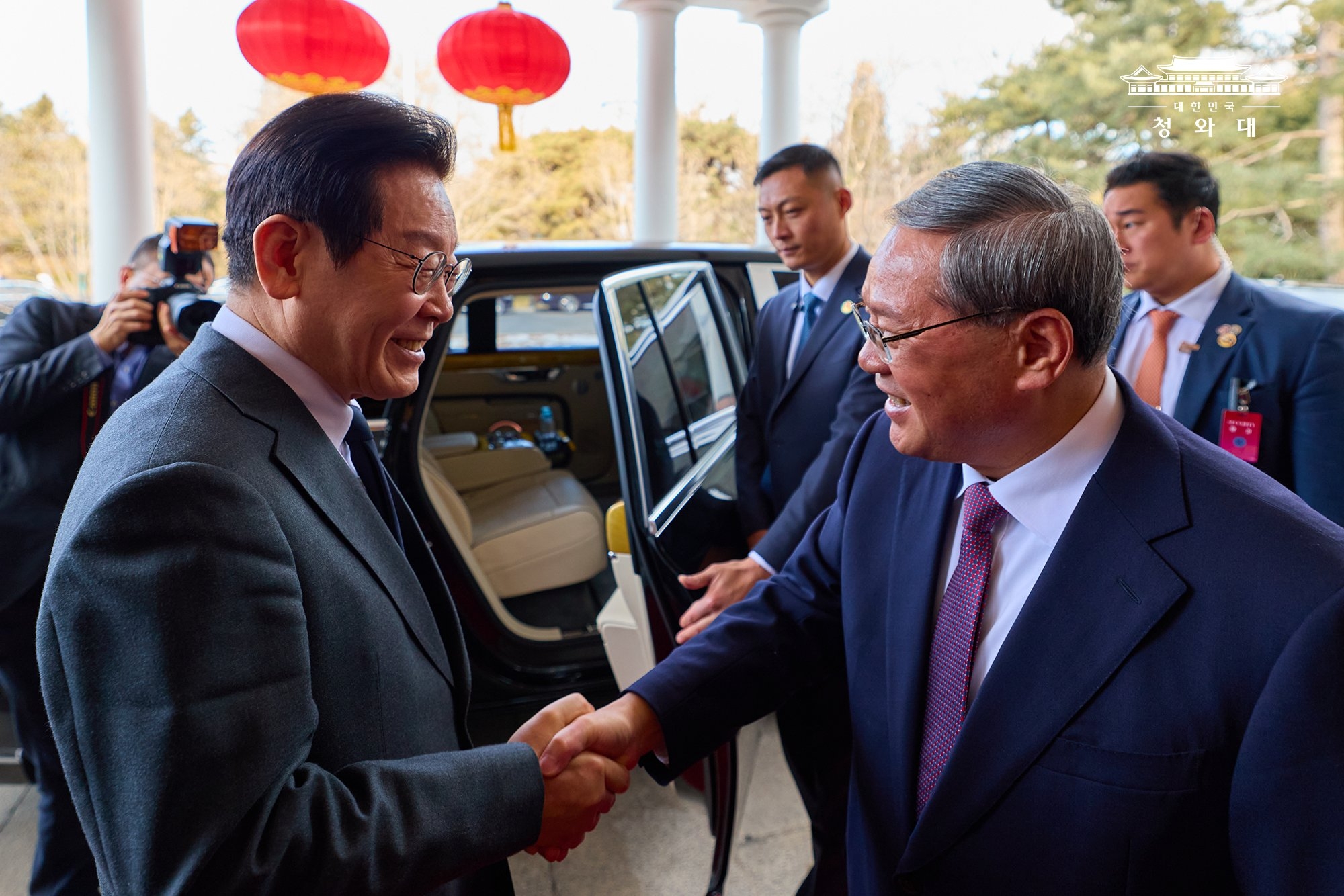 El presidente Lee Jae Myung (izquierda) intercambia saludos con el primer ministro chino, Li Qiang, el 6 de enero, en la Casa de Huéspedes Estatal Diaoyutai, en Pekín. 