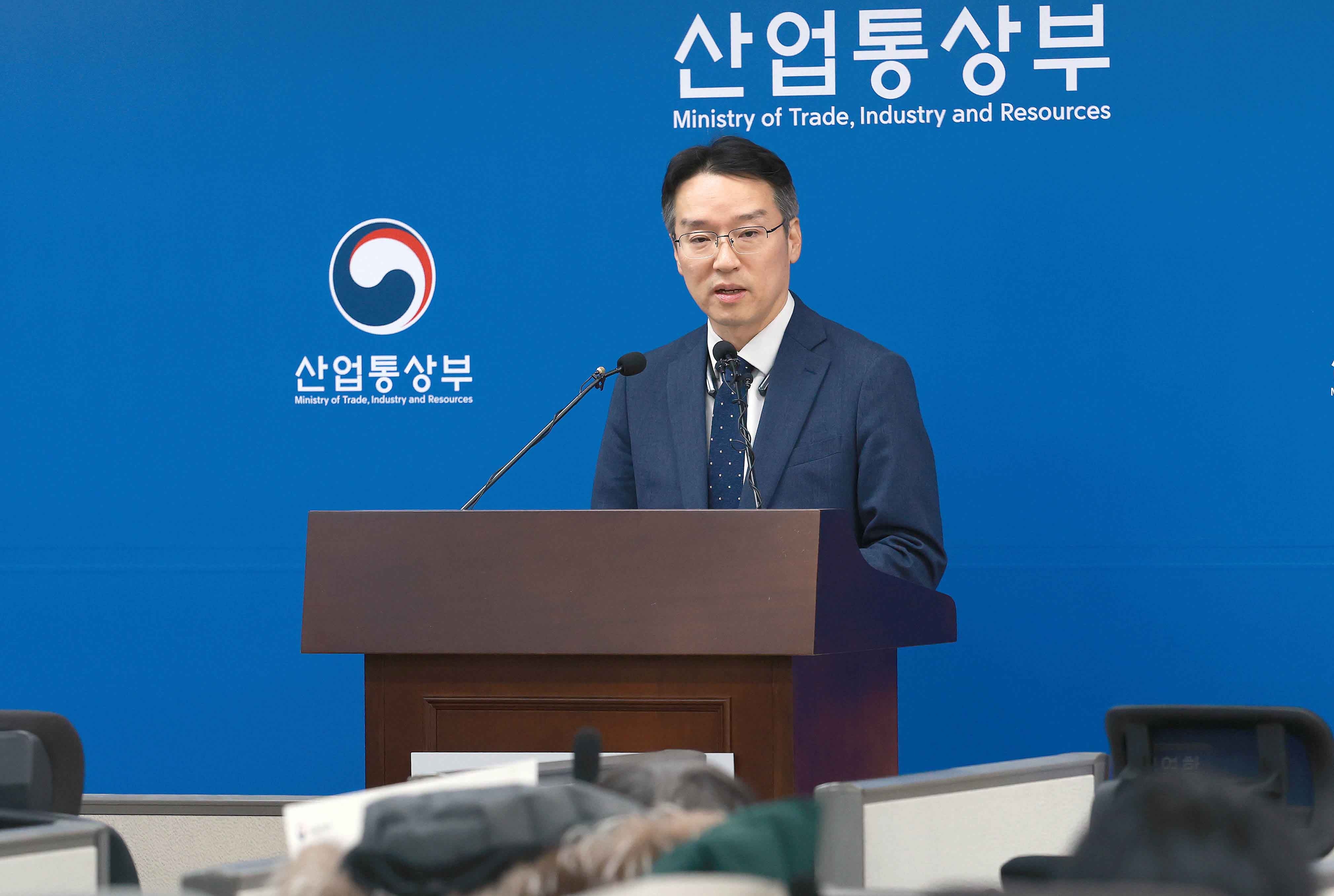 Nam Myung-woo, director general interino de la Oficina de Política de Inversión Transfronteriza del Ministerio de Comercio, Industria y Recursos, ofrece una sesión informativa sobre la inversión extranjera directa del año pasado el 7 de enero en el complejo gubernamental de Sejong. | Ministerio de Comercio, Industria y Recursos
