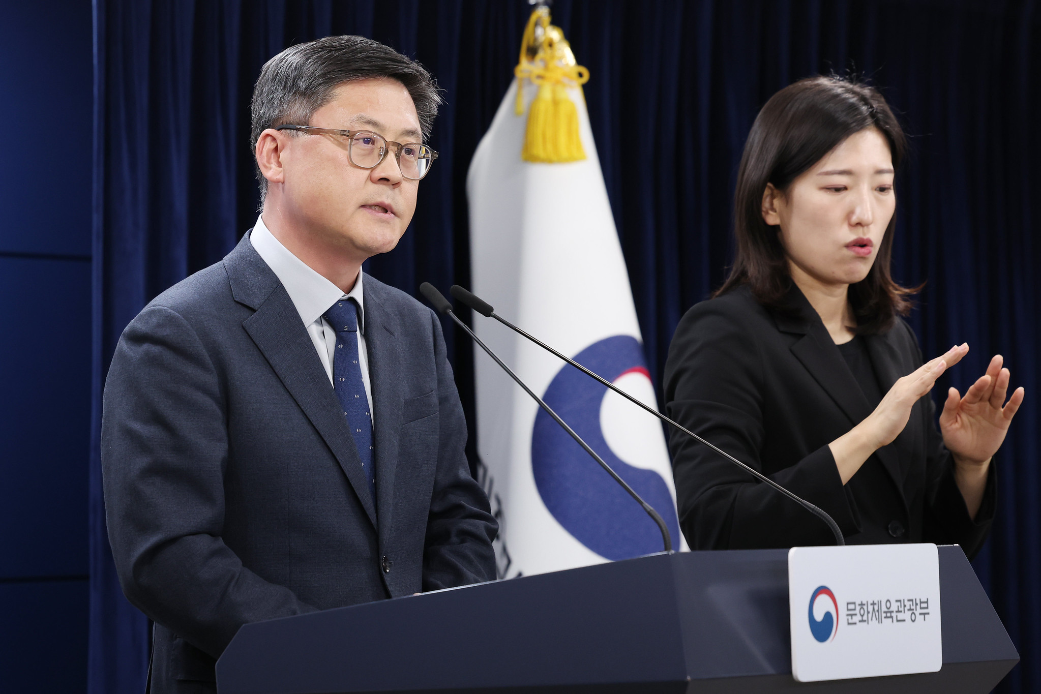 El jefe de Planificación y Coordinación de Ministerio de Cultura, Kim Jeong-hoon, responde a preguntas de la prensa durante una sesión informativa sobre los informes de políticas de los organismos afiliados y entidades públicas del ministerio, celebrada el 13 de enero en el complejo gubernamental de Seúl, en el distrito capitalino de Jongno-gu. | Lee Jeong Woo 