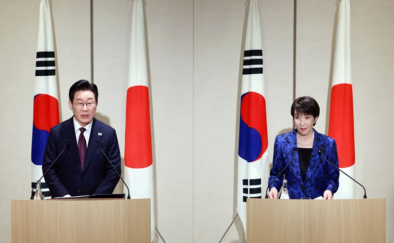 El presidente Lee Jae Myung (izda.) anuncia una declaración conjunta ante la prensa junto a la primera ministra japonesa, Sanae Takaichi, el 13 de enero, en la prefectura japonesa de Nara. | Agencia de Noticias Yonhap 