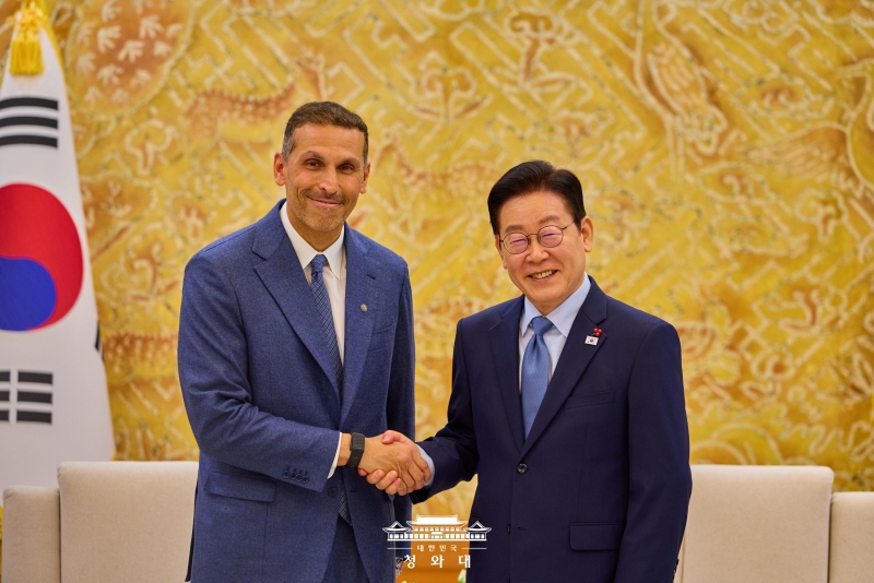 El presidente Lee Jae Myung estrecha la mano de Khaldoon Al Mubarak, presidente de la Autoridad de Asuntos Ejecutivos de Abu Dabi, el 15 de enero, en la oficina presidencial Cheong Wa Dae, en Seúl.