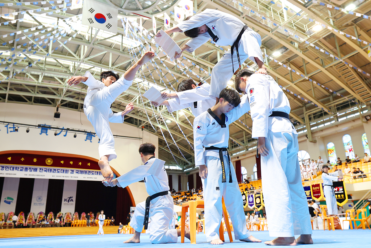 Un equipo realiza una demostraci&oacute;n de gyeokpa (rompimiento) durante un torneo de taekwondo celebrado el 11 de julio de 2025 en la Universidad Kyungmin, en Uijeongbu, provincia de Gyeonggi-do. | Lee Jeong Woo