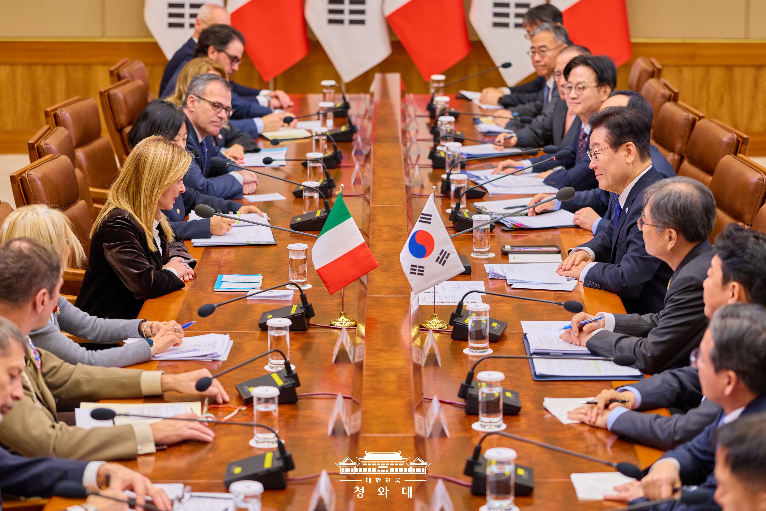 El presidente Lee Jae Myung (cuarto por la derecha) y la primera ministra italiana, Giorgia Meloni (cuarta por la izquierda), celebran el 19 de enero una cumbre ampliada en la oficina presidencial Cheong Wa Dae, en Seúl.