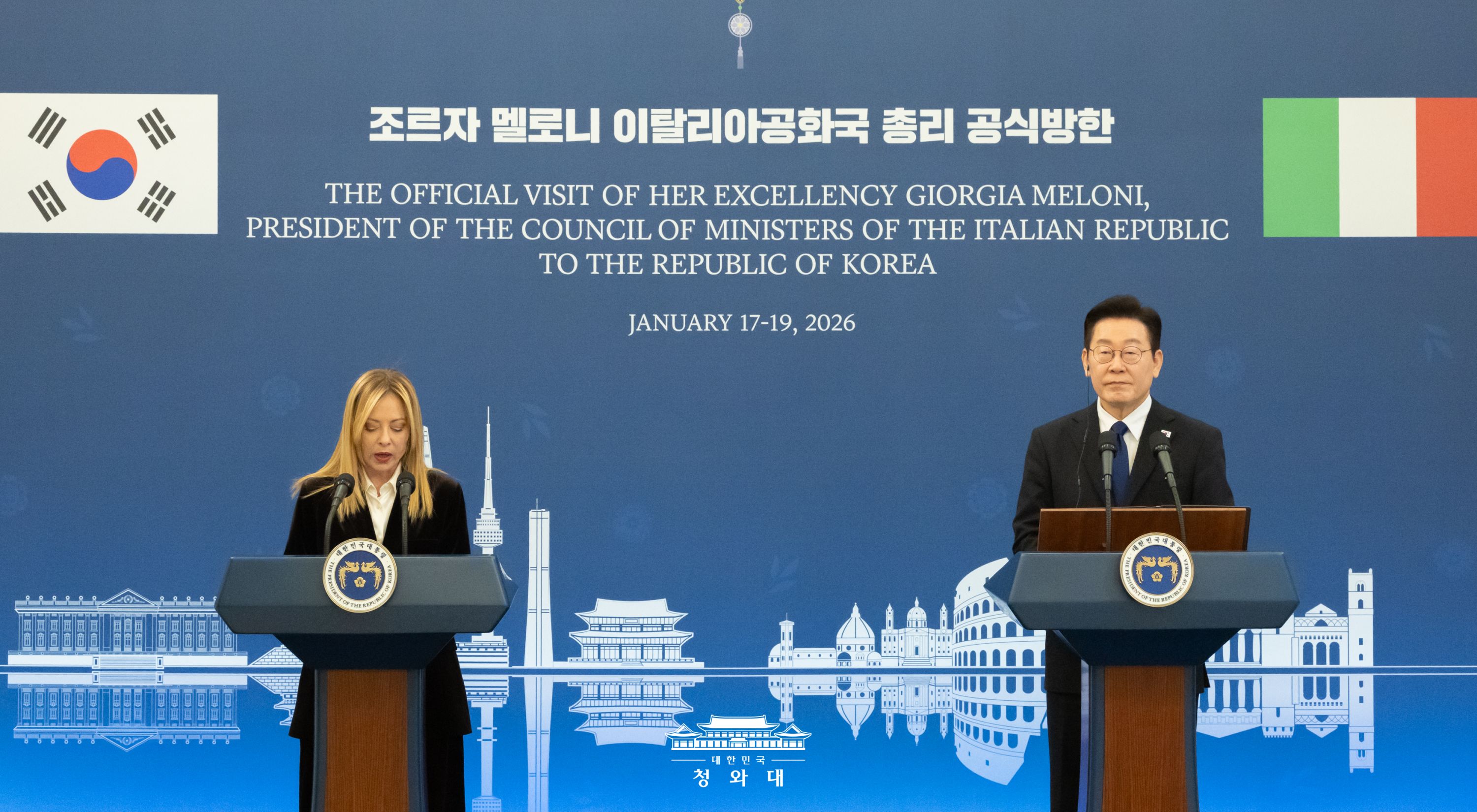 El presidente Lee Jae Myung (derecha) y la primera ministra italiana, Giorgia Meloni, ofrecen el 19 de enero una rueda de prensa conjunta tras su cumbre en Cheong Wa Dae, en Seúl.