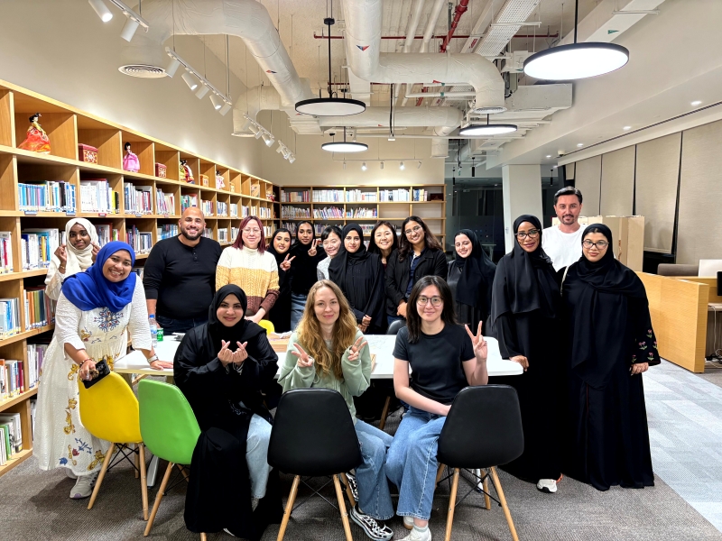 Los estudiantes del Instituto Rey Sejong de los Emiratos &Aacute;rabes Unidos (EAI) posan para una foto grupal tras la ceremonia de fin de semestre, el 11 de diciembre de 2025 (hora local), en el Centro Cultural Coreano (CCC) en Abu Dhabi. | CCC de los EAU 
