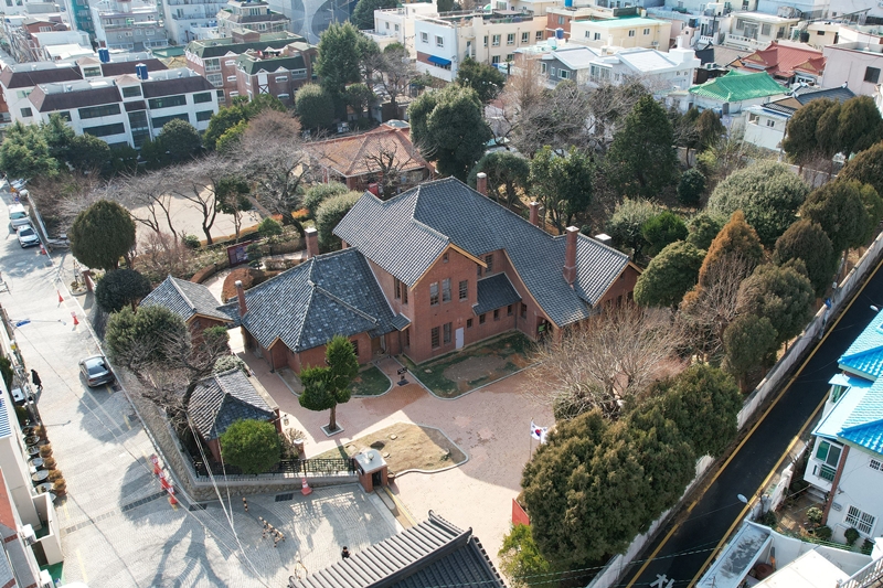 La Residencia Presidencial de la Capital Provisional, en el distrito de Seo-gu, Busan, utilizada como vivienda y despacho presidencial durante el conflicto, se ha reconvertido en el Museo Memorial de la Capital Provisional.