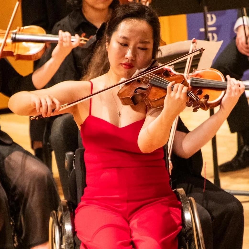 La foto muestra a Lim Hyun Jae, una violinista coreana que ganó tres galardones en la edición de este año del Concurso Internacional de Violín Elmar Oliveira, celebrado el 18 de enero (hora local) en Boca Ratón, Florida, Estados Unidos. | Cuenta oficial de Instagram del certamen 