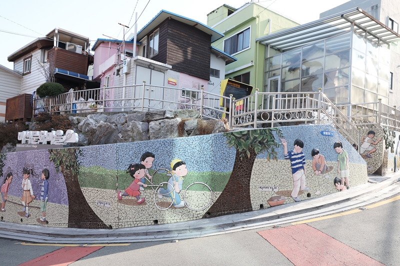 Vista del asentamiento de refugiados del barrio de Ami-dong, en el distrito de Seo-gu, Busan, levantado sobre un antiguo cementerio japon&eacute;s en la ladera del monte Cheonmasan.