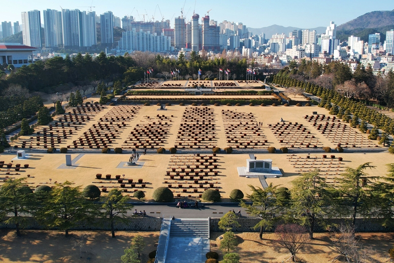 El Cementerio Conmemorativo de la ONU en Corea, en el distrito de Nam-gu, Busan, fue creado en 1951 para sepultar a los soldados de la ONU ca&iacute;dos durante la guerra.