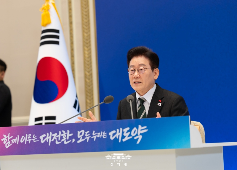 El presidente Lee Jae Myung pronuncia un discurso durante su rueda de prensa de Año Nuevo, celebrada el 21 de enero en la casa presidencial Cheong Wa Dae, en Seúl.
