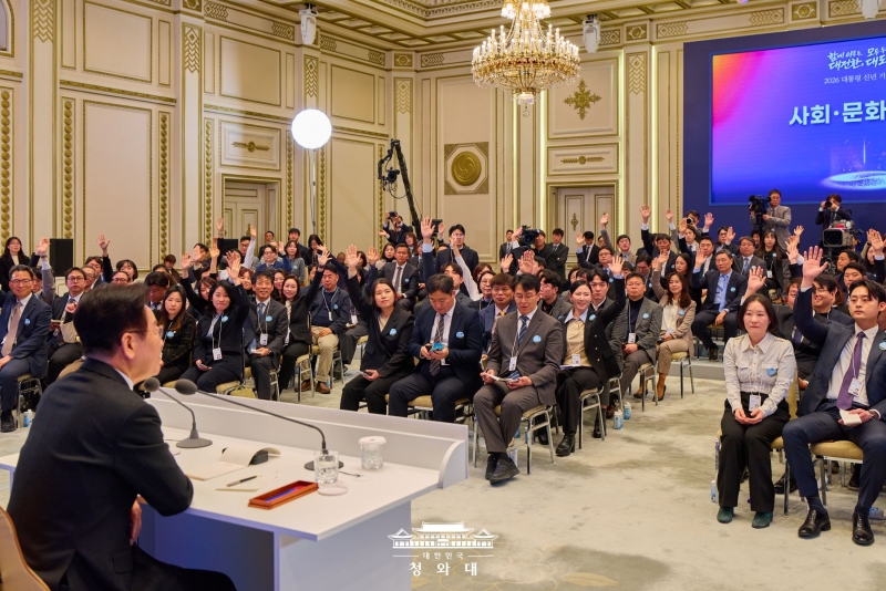 El presidente Lee Jae Myung responde a preguntas durante la rueda de prensa de Año Nuevo celebrada el 21 de enero en la oficina presidencial Cheong Wa Dae, en Seúl. 