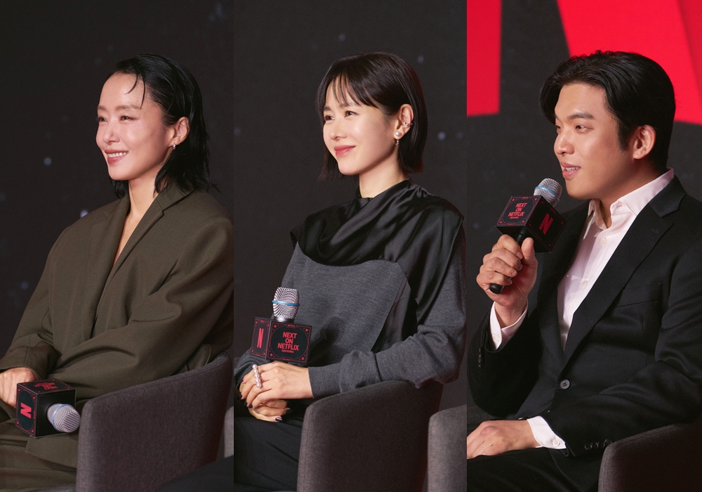 La actriz Jeon Do-yeon (izquierda), la actriz Son Ye-jin (centro) y el chef Ahn Sung-jae presentan las obras en las que participan, durante el evento 'Next on Netflix 2026 Korea', celebrado el 21 de enero en el hotel Conrad Seoul en Yeongdeungpo-gu, Seúl.