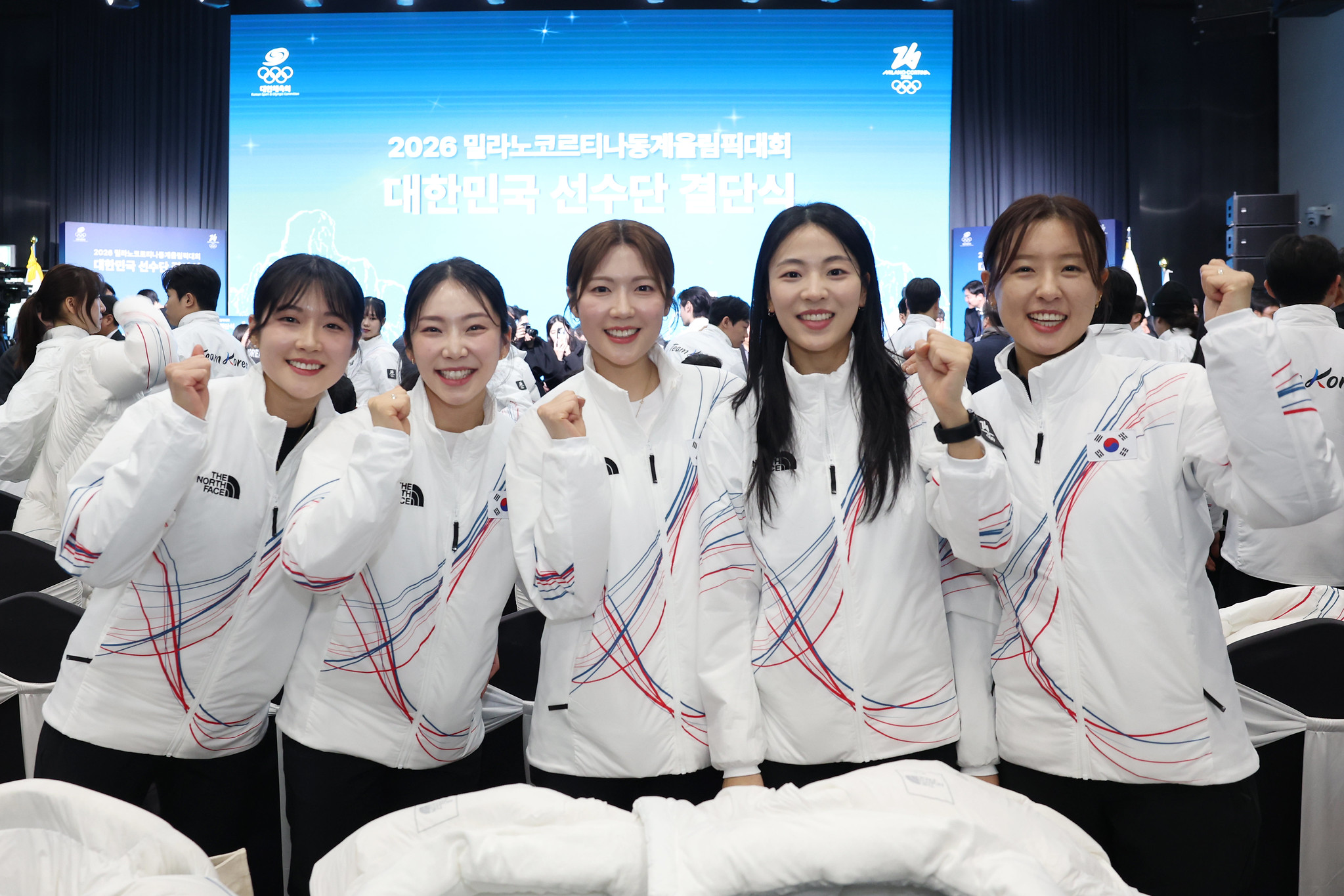 Las atletas de la selección coreana de ‘curling’ posan para una foto en la ceremonia de despedida del equipo nacional celebrada el 22 de enero, en el hotel Olympic Parktel en el distrito de Songpa-gu, Seúl. 