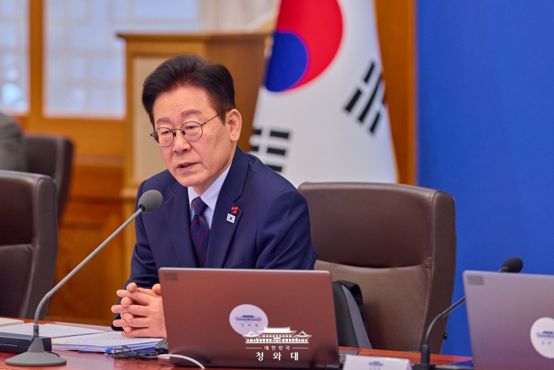 El presidente Lee Jae Myung preside una reunión de sus asesores principales y secretarios el 22 de enero en la oficina presidencial Cheong Wa Dae, en Seúl. | Cheong Wa Dae