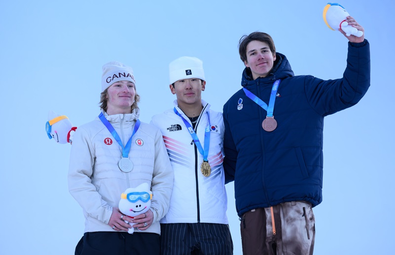 Lee Chae-un (centro) posa el 25 de enero de 2024 tras ganar la medalla de oro en 'slopestyle' de 
