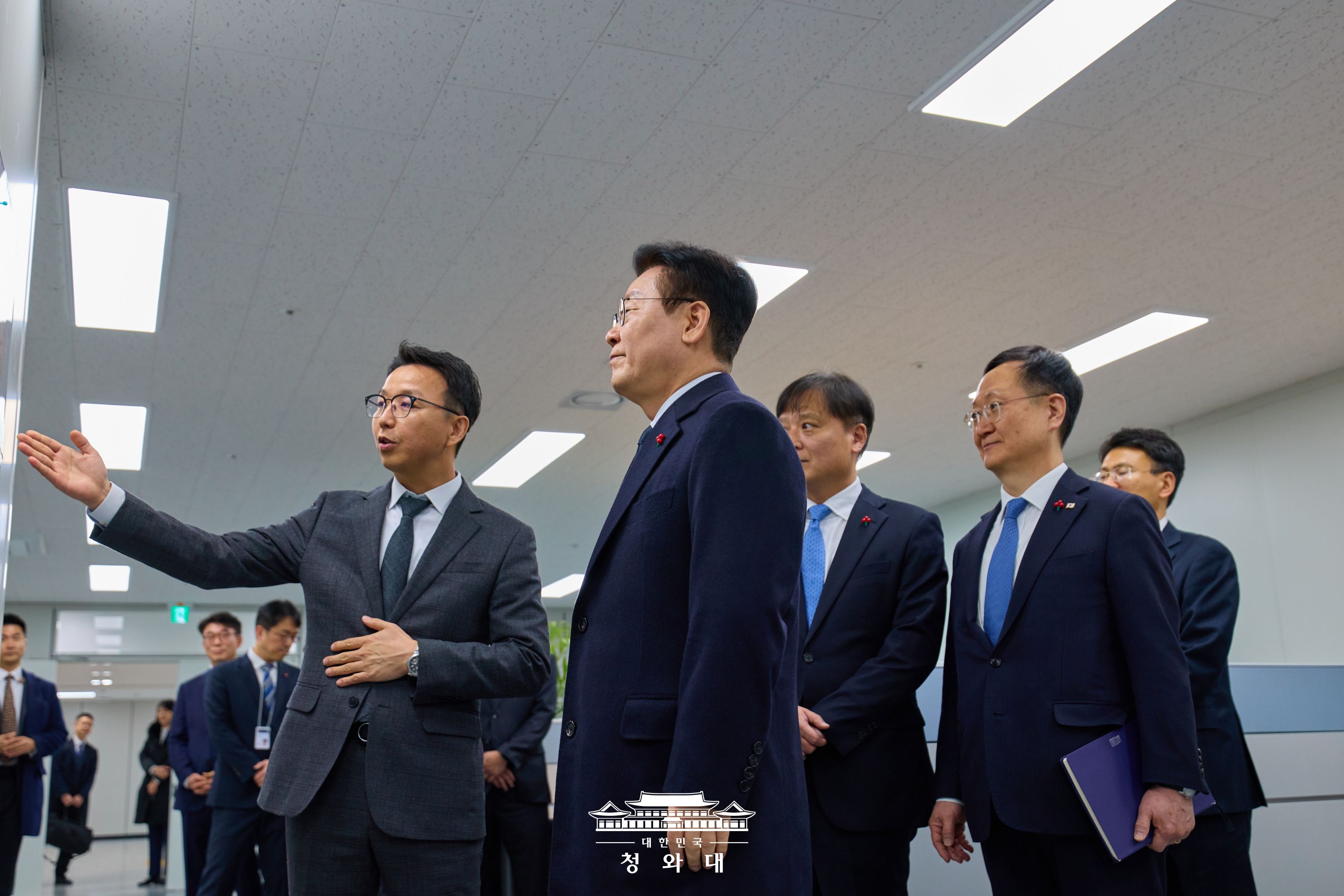 El presidente Lee Jae Myung recibe un informe por parte del grupo de trabajo para responder a delitos transnacionales, el 26 de enero, durante una visita a un anexo del Complejo Gubernamental de Se&uacute;l, en el distrito capitalino de Jongno-gu. | Cheong Wa Dae