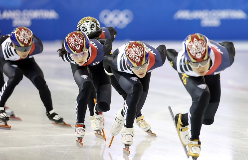 Las estrellas del patinaje de velocidad en pista corta Choi Min-jeong (tercera desde el frente) y Rim Jong-un entrenan el 7 de enero en el Centro Nacional de Entrenamiento de Jincheon, en Jincheon, provincia de Chungcheongbuk-do, con miras a los Juegos Olímpicos de Invierno de Milán-Cortina. | Agencia de Noticias Yonhap