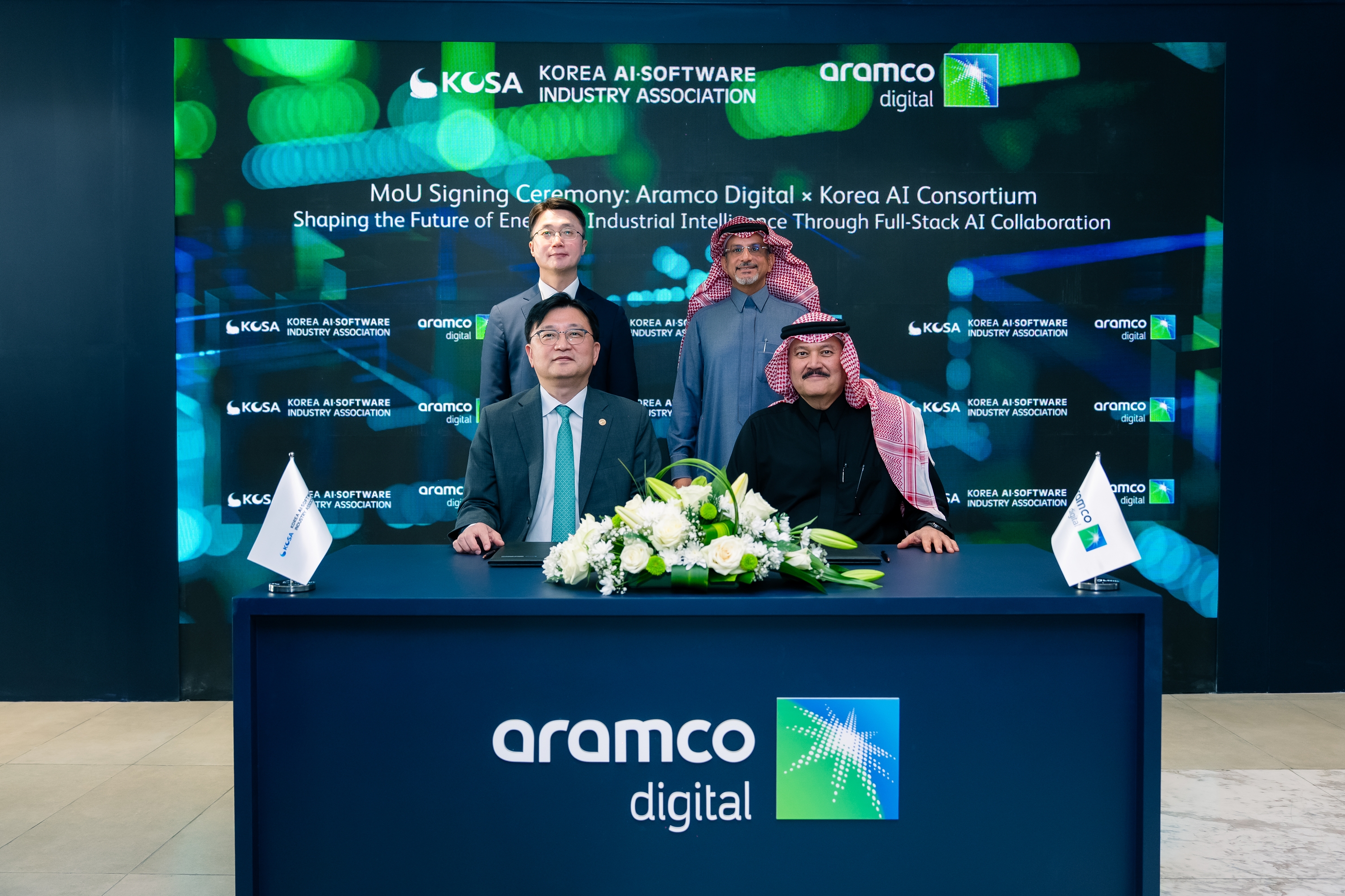 En la fila trasera, desde la izquierda y en el sentido de las agujas del reloj, el segundo viceministro de Ciencia y TIC, Ryu Jemyung, el director ejecutivo de Aramco Digital, Nabil Al-Nuaim, el presidente del &aacute;rea de servicios digitales de Aramco Digital, Hamed Makhdoum, y el presidente de la Asociaci&oacute;n Coreana de la Industria de Inteligencia Artificial y Software, Joh Joon Hee, posan para una fotograf&iacute;a conmemorativa tras la firma de un memorando de entendimiento sobre cooperaci&oacute;n integral en inteligencia artificial (IA), el 1 de febrero (hora local), en la sede de Aramco Digital, en Dammam, Arabia Saudita. | Ministerio de Ciencia y TIC