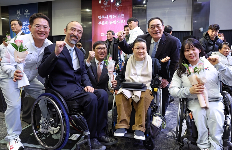 El 2 de febrero, el ministro de Cultura, Deportes y Turismo de Corea, Chae Hwi-young (tercero desde la izquierda), se toma una foto conmemorativa con atletas, durante la ceremonia de abanderamiento celebrada en el Olympic Parktel, en el distrito de Songpa-gu, en Seúl.
