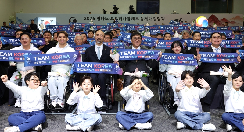 El 2 de febrero, el ministro de Cultura, Deportes y Turismo de Corea, Chae Hwi-young (cuarto desde la izquierda en la segunda fila), posa para una foto grupal con la delegación nacional que va a participar en los Juegos Paralímpicos de Invierno de Milano-Cortina 2026, durante la ceremonia de abanderamiento celebrada en el Olympic Parktel, en el distrito de Songpa-gu, en Seúl.