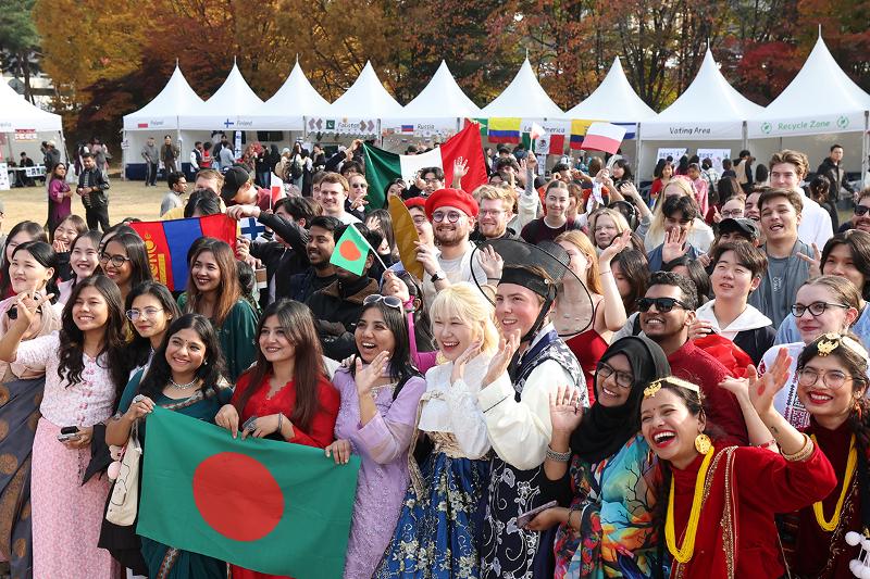 El 6 de noviembre de 2025, unos estudiantes extranjeros se toman una foto conmemorativa durante el evento del Día Internacional de Ajou´, celebrado en la Universidad Ajou, en la ciudad de Suwon, provincia de Gyeonggi-do. En el 2025 más de 11.000 extranjeros obtuvieron la nacionalidad coreana. Esta es la cifra más alta registrada luego de la pandemia del COVID-19. | Lee Jeong Woo