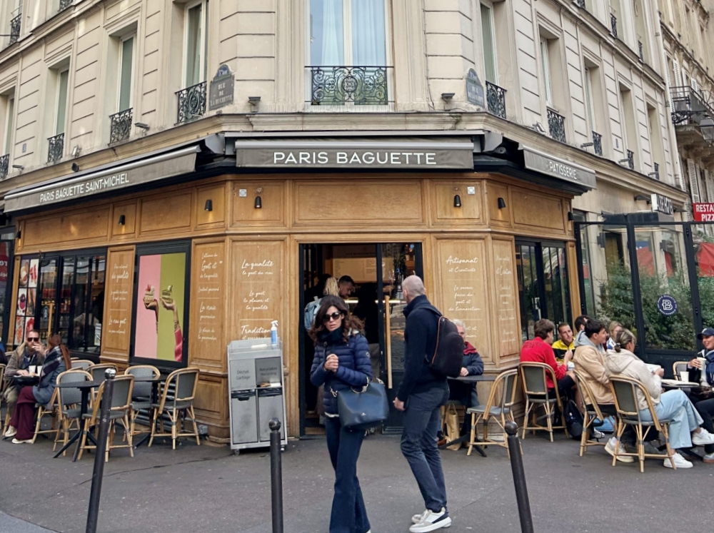 La foto muestra una sucursal de la franquicia de panadería coreana Paris Baguette en París, Francia. | Margareth Theresia