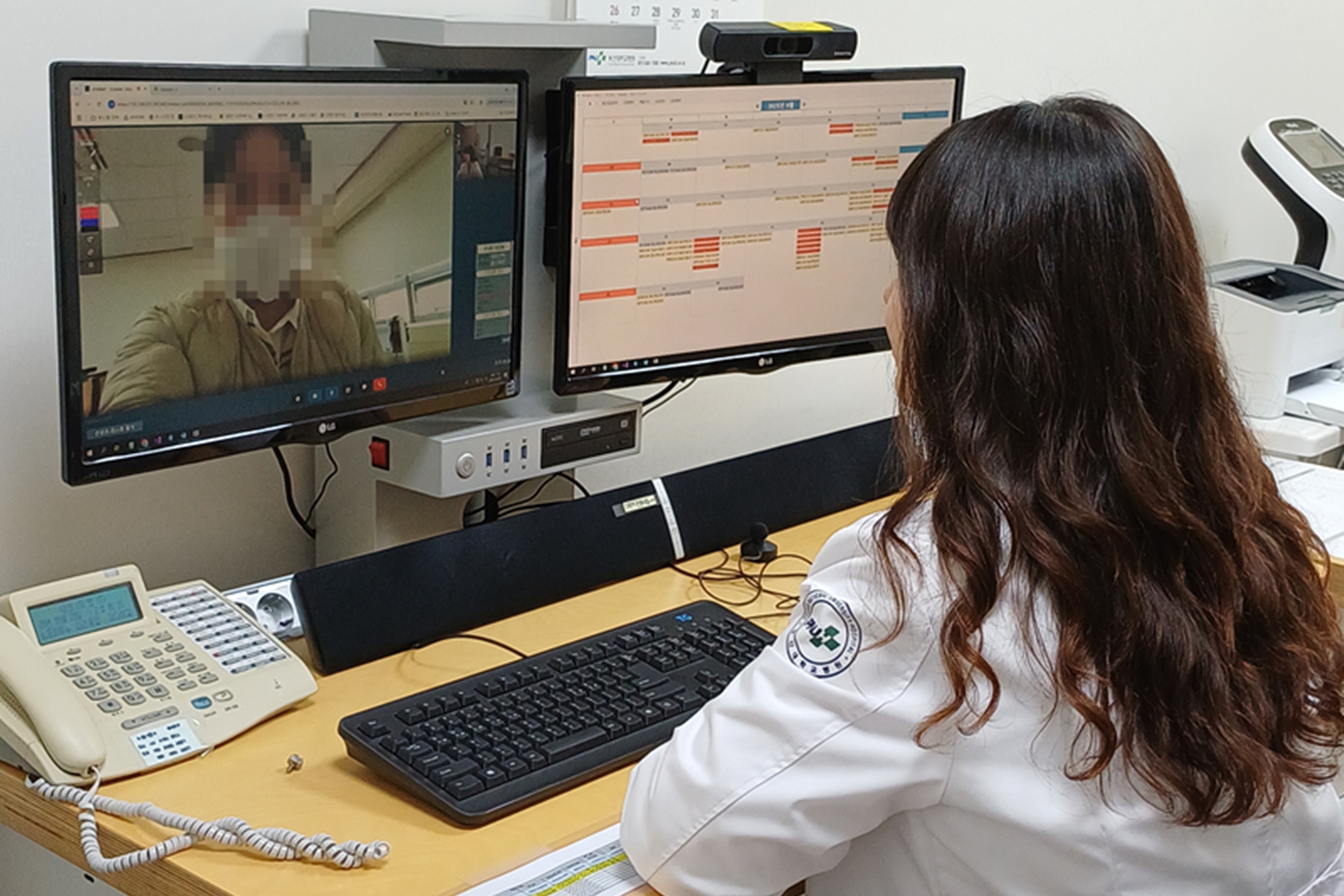 El Ministerio de Oc&eacute;anos y Pesca anunci&oacute; el 8 de febrero la ampliaci&oacute;n del servicio gratuito de atenci&oacute;n m&eacute;dica remota las 24 horas para las tripulaciones extranjeras de buques costeros. La foto muestra a personal m&eacute;dico en consulta m&eacute;dica o a distancia. | Ministerio de Oc&eacute;anos y Pesca 