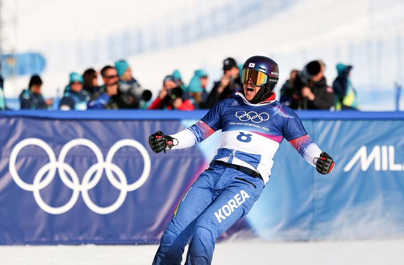El esquiador de 'snowboard' coreano Kim Sangkyum celebra tras ganar la medalla de plata en la prueba masculina de eslalon gigante paralelo de los Juegos Ol&iacute;mpicos de Invierno de Milano-Cortina, el 8 de febrero (hora local), en el Livigno Snow Park, en Livigno, Italia.
