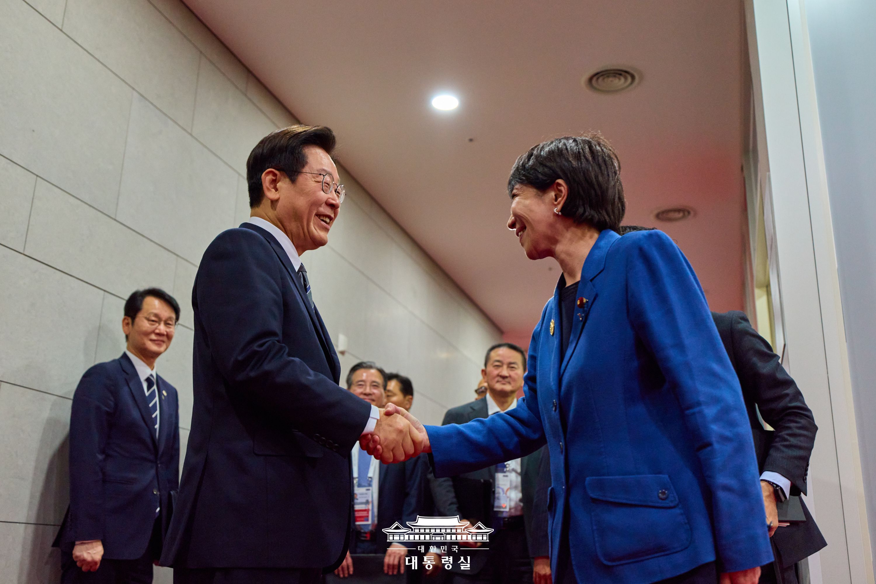 El presidente Lee Jae Myung (izda.) se da la mano con la primera ministra japonesa, Sanae Takaichi, antes de su cumbre, el 30 de octubre de 2025 al margen de la cumbre del Foro de Cooperaci&oacute;n Econ&oacute;mica Asia-Pac&iacute;fico (APEC) en Gyeongju, provincia coreana de Gyeongsangbuk-do. | Cheong Wa Dae