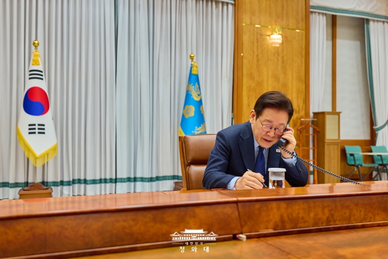 El presidente Lee Jae Myung habla por tel&eacute;fono con Mark Rutte, secretario general de la OTAN, el 3 de julio, en su oficina Cheong Wa Dae, en Se&uacute;l. | Cheong Wa Dae