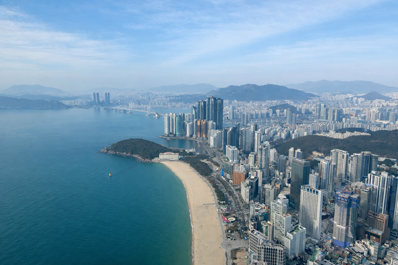 Vista panorámica de la playa de Haeundae desde el rascacielos Busan X The Sky, el segundo edificio más alto del país, en el distrito de Haeundae-gu de Busan. | Margareth Theresia