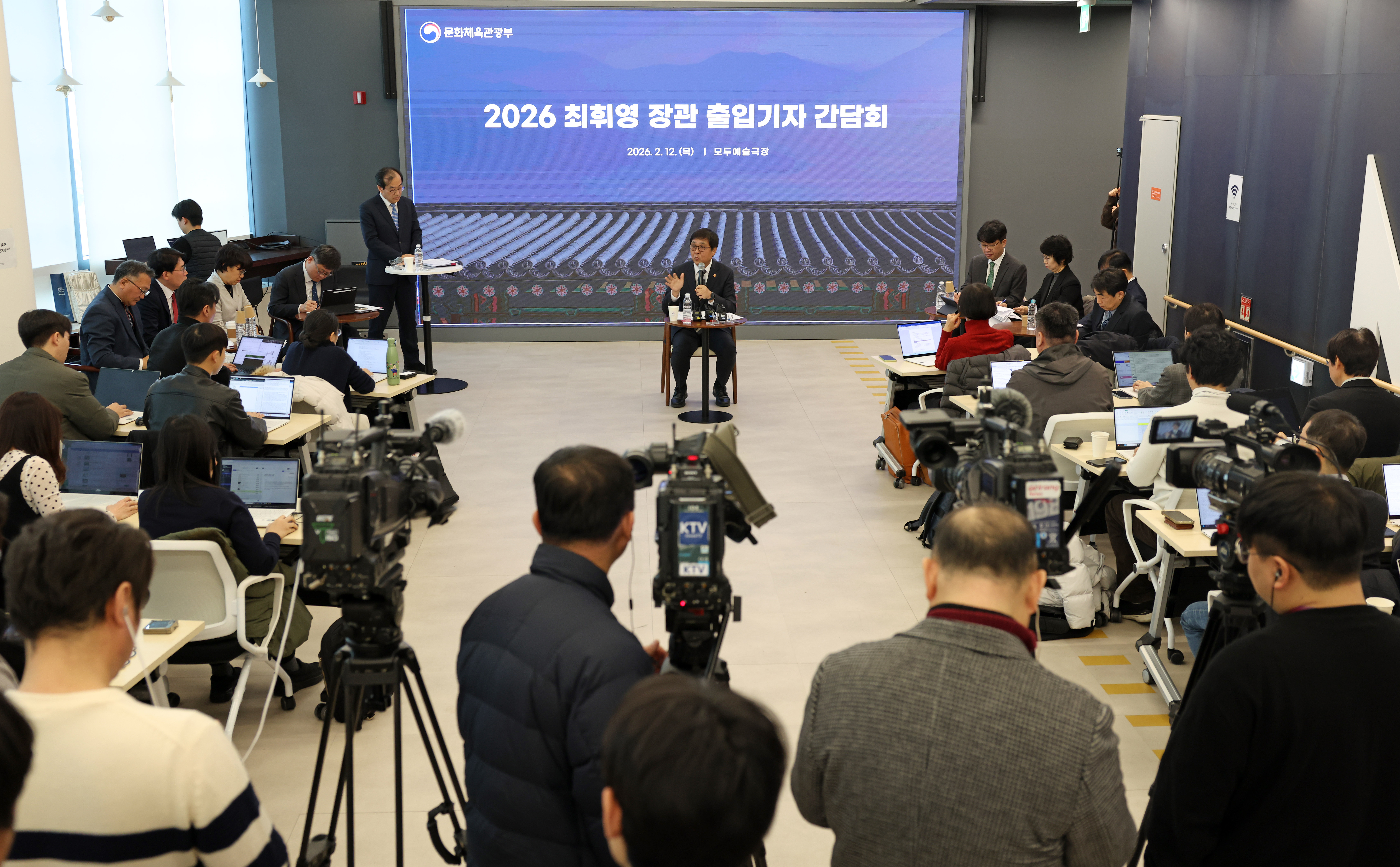 El ministro de Cultura, Deportes y Turismo, Chae Hwi-young, habla durante una sesi&oacute;n informativa con periodistas, el 12 de febrero, en el distrito de Seodaemun-gu, en Se&uacute;l. | Heo Man-jin, Ministerio de Cultura, Deportes y Turismo