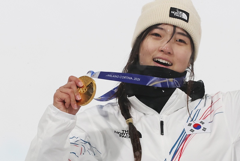 La esquiadora Choi Gaon celebra en el podio tras ganar la medalla de oro en la prueba femenina de 'halfpipe' de 'snowboard' en los Juegos Ol&iacute;mpicos de Invierno de Milano-Cortina 2026 disputada el 12 de febrero (hora local), en el Livigno Snow Park, en Livigno, Italia. | Agencia de Noticias Yonhap