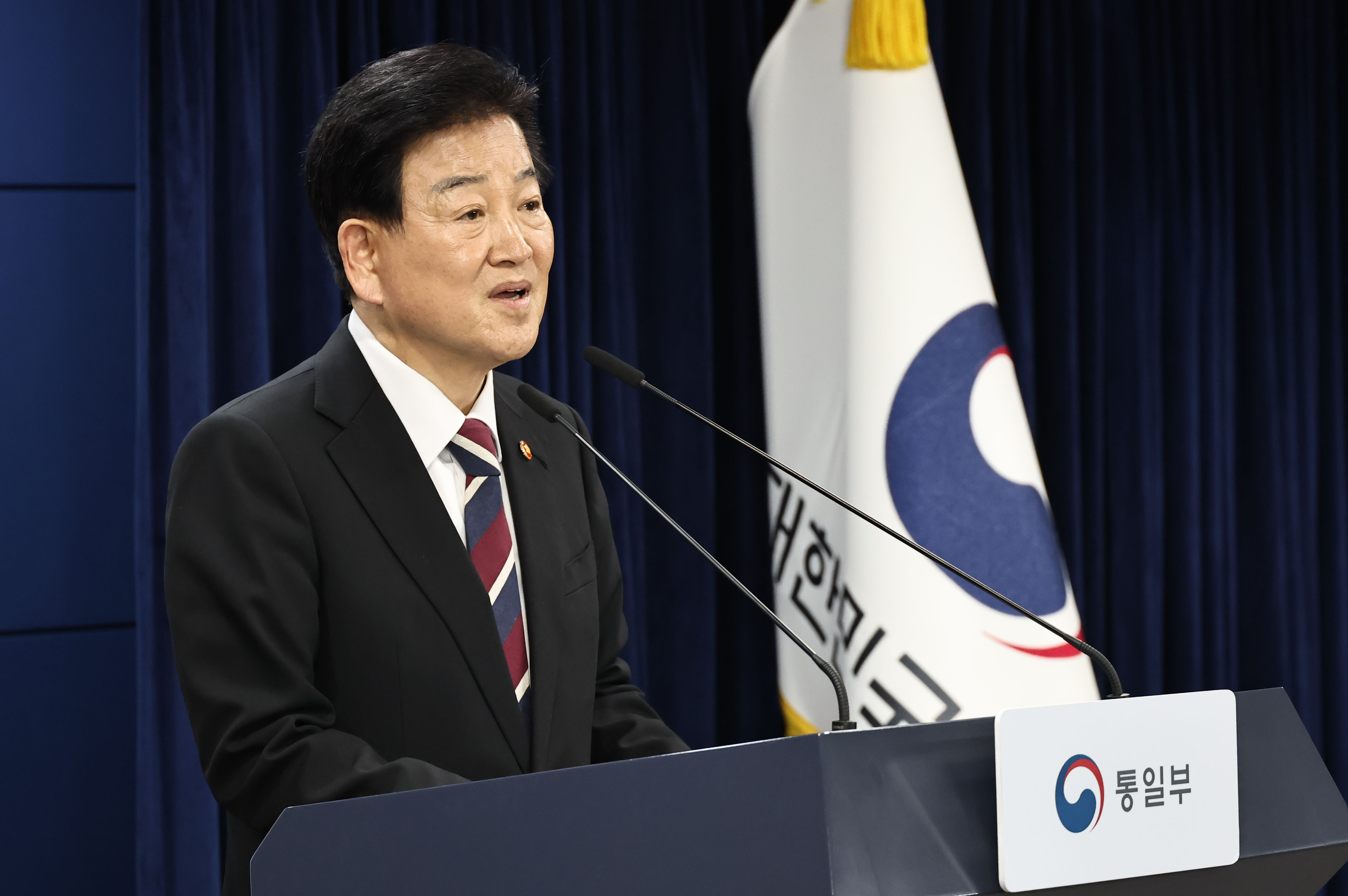 El 18 de febrero, el ministro de Unificación coreano, Chung Dong-young, celebra una conferencia de prensa, en el complejo gubernamental de Seúl, en el centro de la capital. | Agencia de Noticias Yonhap