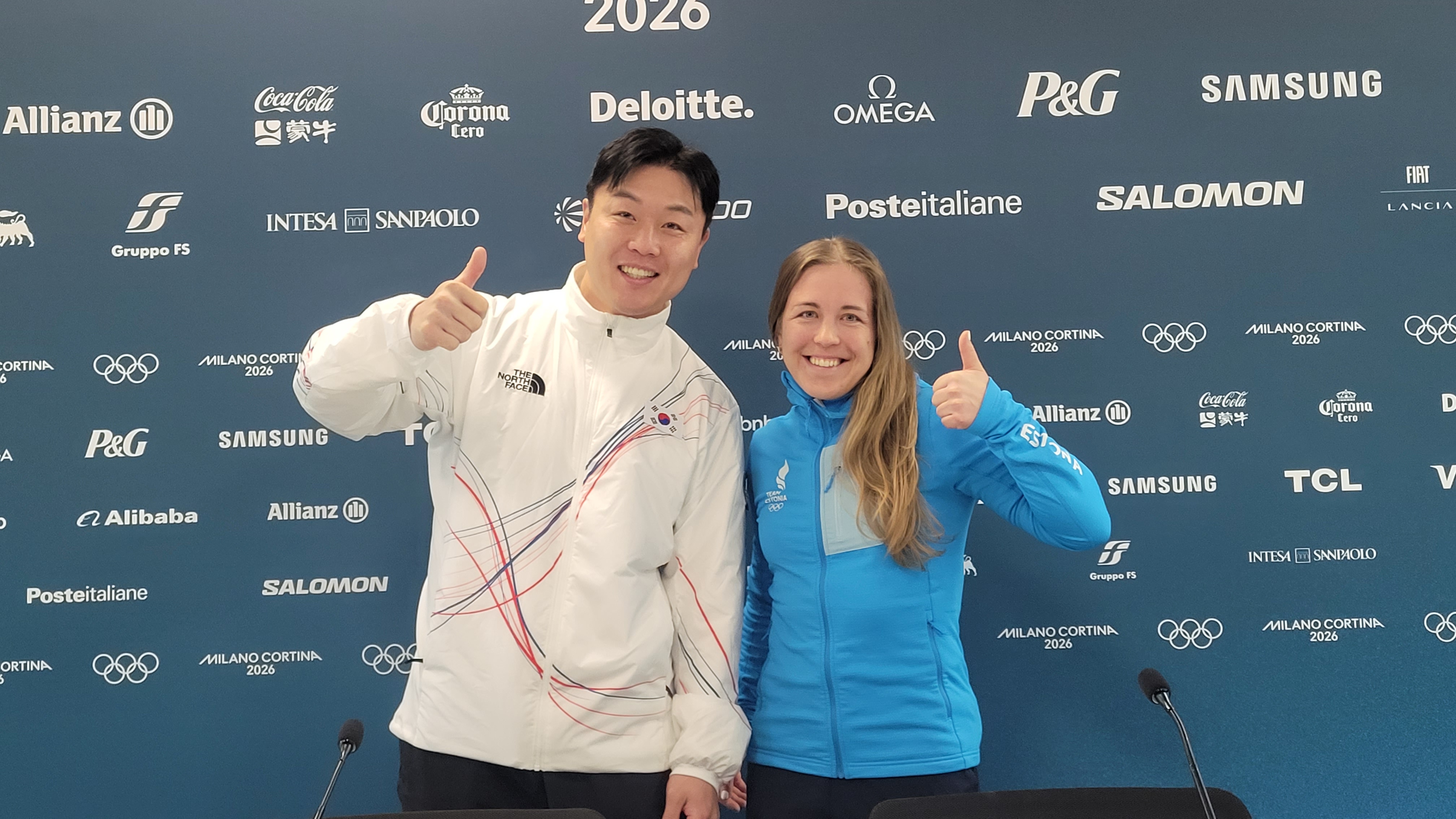 El atleta de 'bobsleigh' coreano Won Yun-jong (izda.) y la bieatleta estonia Johanna Taliharm, posan para una foto, el 19 de febrero (hora local), en Italia, luego de haber sido elegidos miembros de la Comisi&oacute;n de Atletas del Comit&eacute; Ol&iacute;mpico Internacional (COI). | Comit&eacute; Ol&iacute;mpico y Deportivo de Corea 