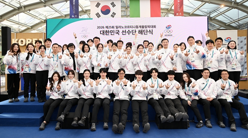 El 22 de febrero (hora local), la delegación coreana se toma una foto conmemorativa durante la ceremonia de clausura de los Juegos Olímpicos de Invierno de Milán-Cortina 2026 celebrada en la 'Casa Corea' en la Villa Necchi Campiglio, un edificio histórico situado en el corazón de Milán. 