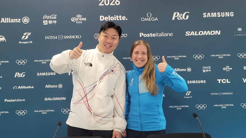 El atleta de 'bobsleigh' coreano Won Yun-jong (izda.) y la bieatleta estonia Johanna Taliharm, posan para una foto, el 19 de febrero (hora local), en Italia, luego de haber sido elegidos miembros de la Comisión de Atletas del Comité Olímpico Internacional (COI). | 