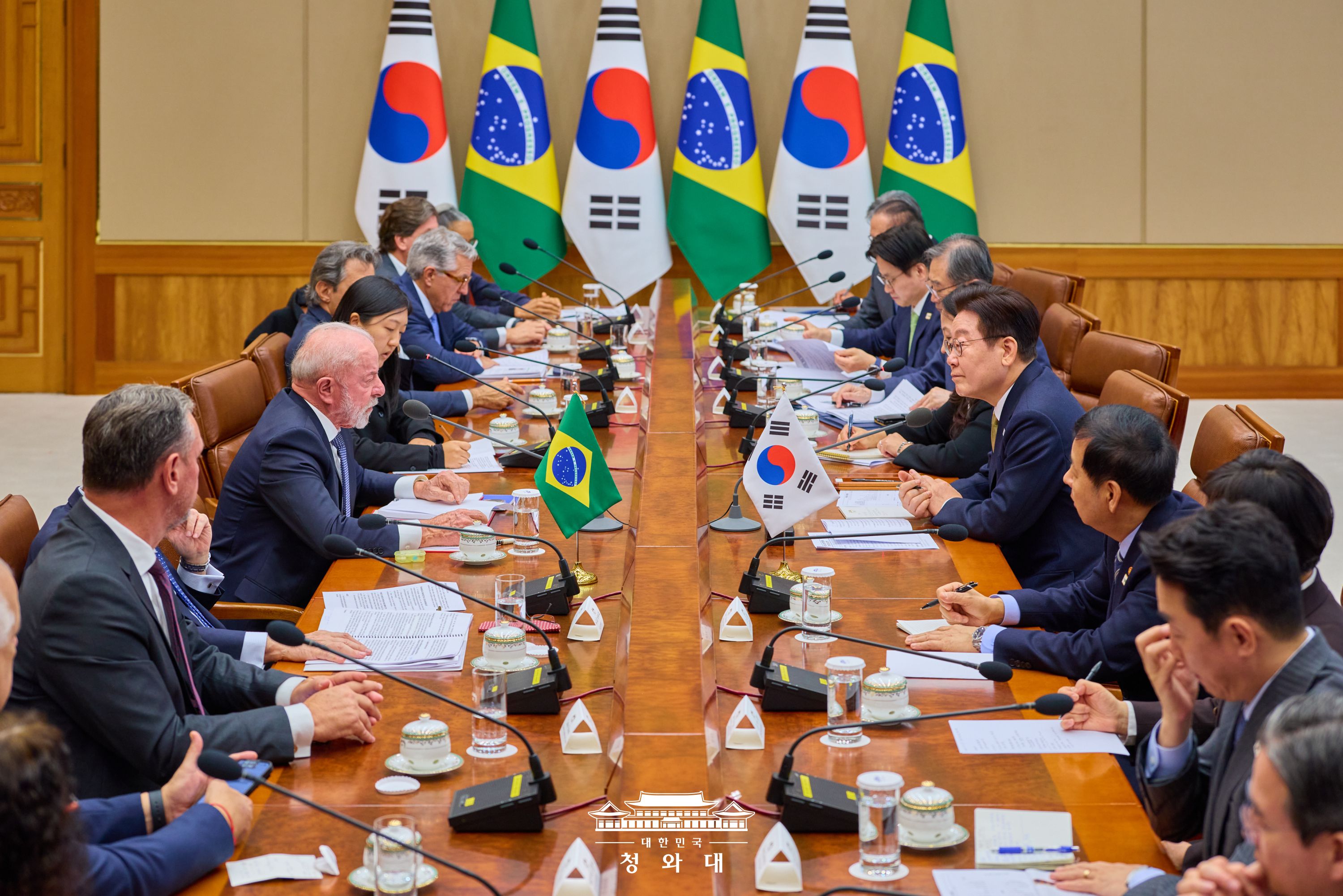 El presidente coreano, Lee Jae Myung (5&ordm; desde la dcha.), sostiene di&aacute;logos cumbre con su hom&oacute;logo brasile&ntilde;o, Luiz In&aacute;cio Lula da Silva (5&ordm; desde la izda.), el 23 de febrero, en la oficina presidencial, Cheong Wa Dae, en Se&uacute;l.