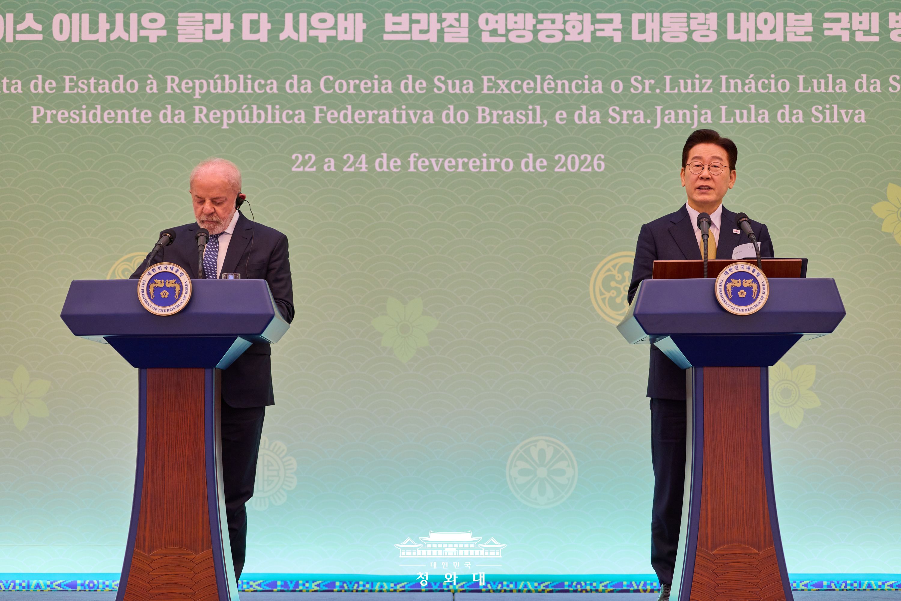 El presidente coreano, Lee Jae Myung, y su hom&oacute;logo de Brasil, Luiz In&aacute;cio Lula da Silva, sostienen una conferencia de prensa conjunta tras celebrar unos di&aacute;logos cumbre, el 23 de febrero, en la oficina presidencial, Cheong Wa Dae, en Se&uacute;l.