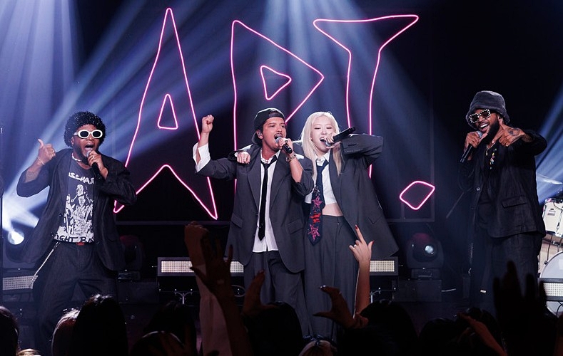 Rosé, integrante de BLACKPINK, y el cantante estadounidense Bruno Mars interpretan su tema a dúo ‘APT.’ durante la ceremonia ‘MAMA Awards Japan’, celebrada en el Kyocera Dome de Osaka, en Japón. | CJ ENM