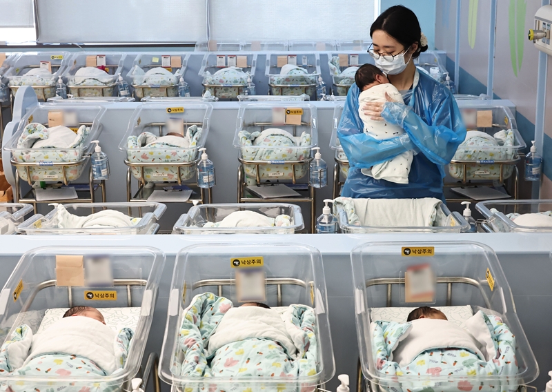 Una enfermera atiende a un reci&eacute;n nacido en la unidad neonatal del Cha University Ilsan Medical Center, el 26 de diciembre, en Goyang, provincia de Gyeonggi-do. | Agencia de Noticias Yonhap